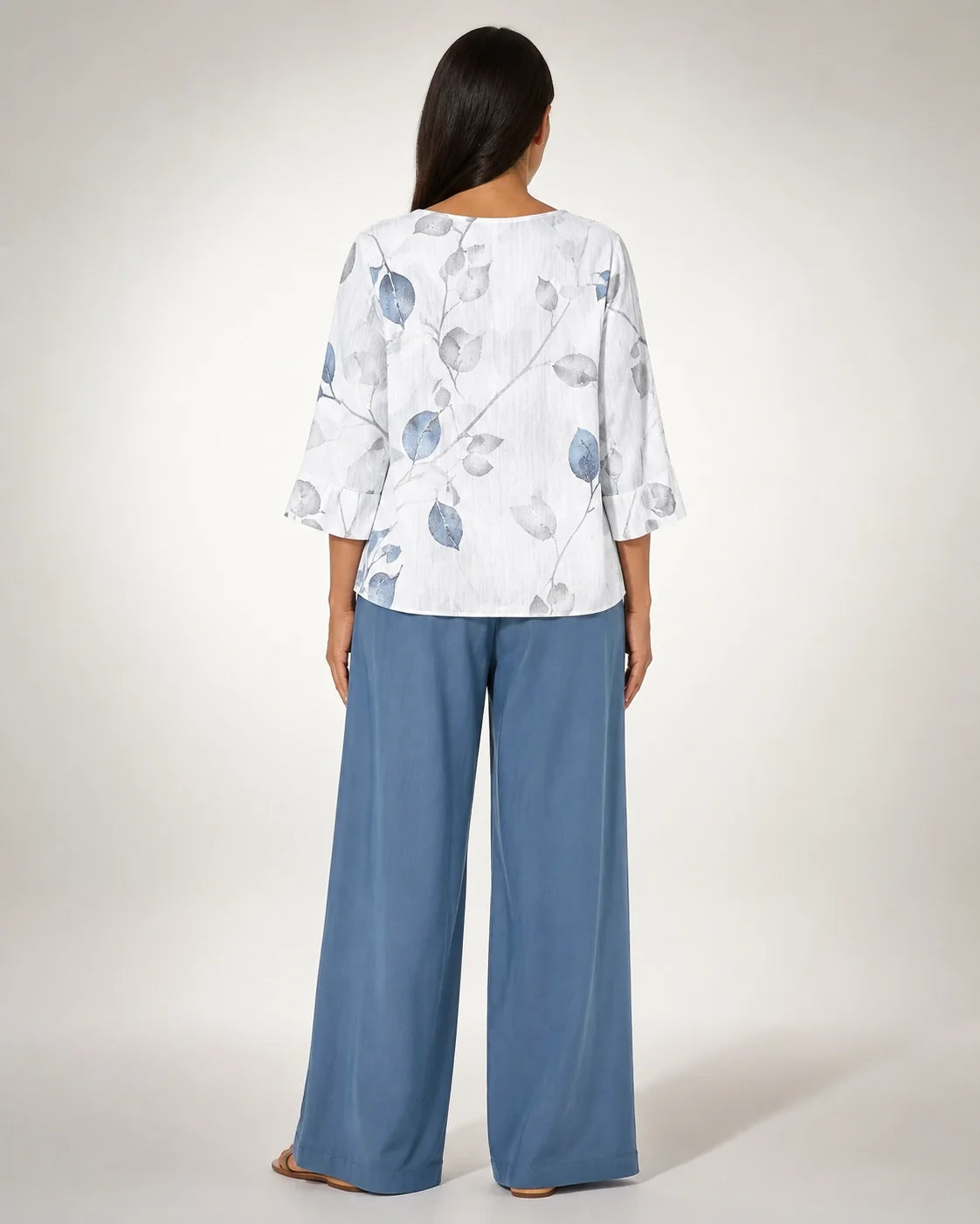 Conjunto de blusa floral manga tres cuartos y pantalón azul marino de tiro alto