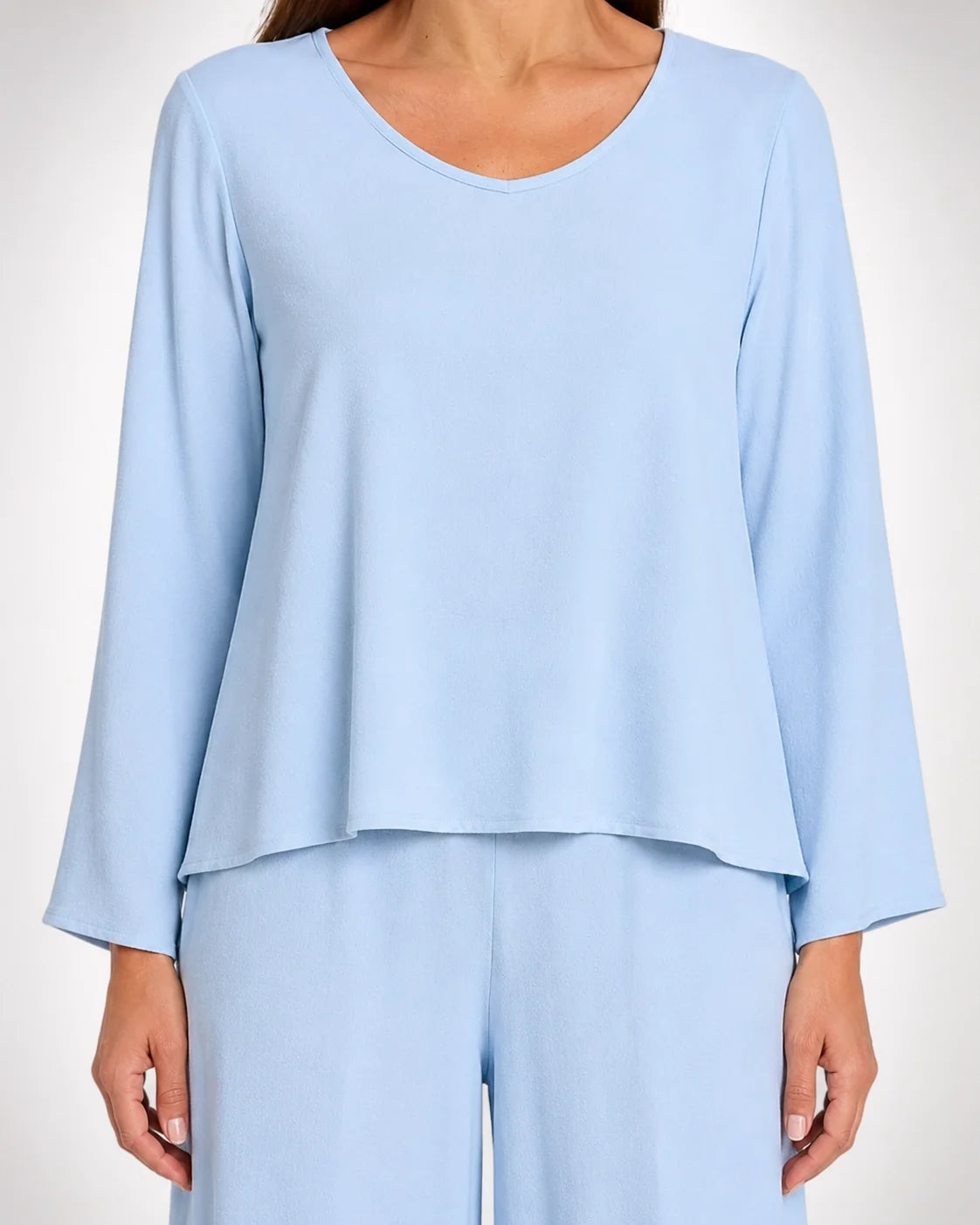 Blusa azul claro de cuello en pico y manga larga amplia, parte de arriba del conjunto