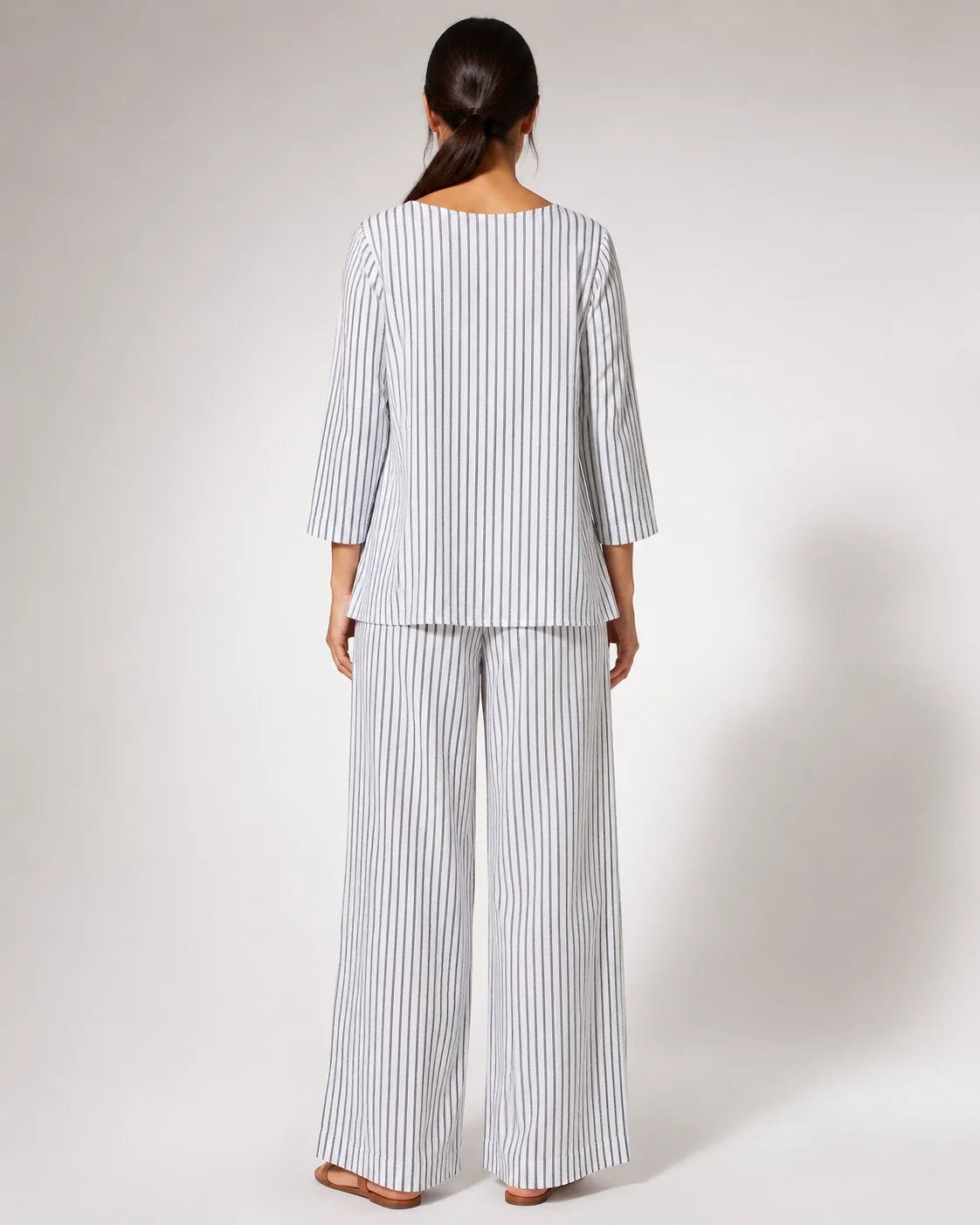 Conjunto de rayas: blusa con cuello redondo y pantalón de pierna ancha, vista trasera