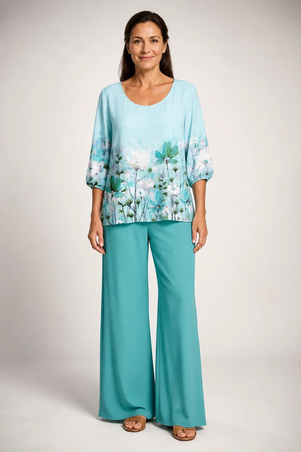 Conjunto de blusa y pantalón verde salvia con estampado floral en tonos azules
