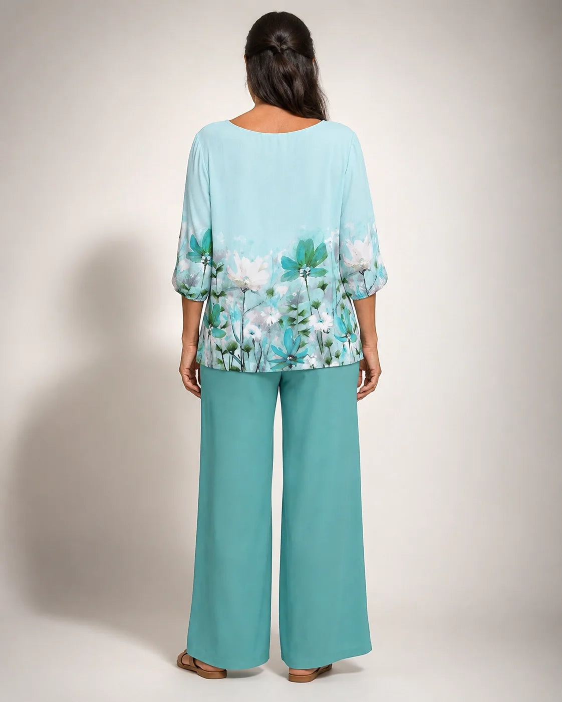 Conjunto de blusa y pantalón verde salvia; blusa trasera con estampado floral