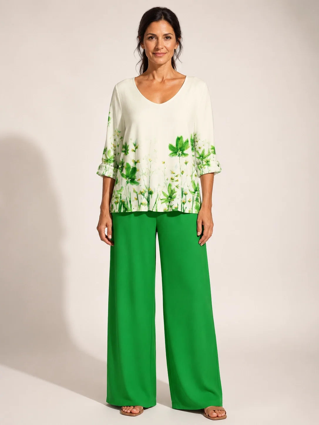 Conjunto Casilda™ floral verde: blusa blanca con flores y pantalón verde de pierna ancha