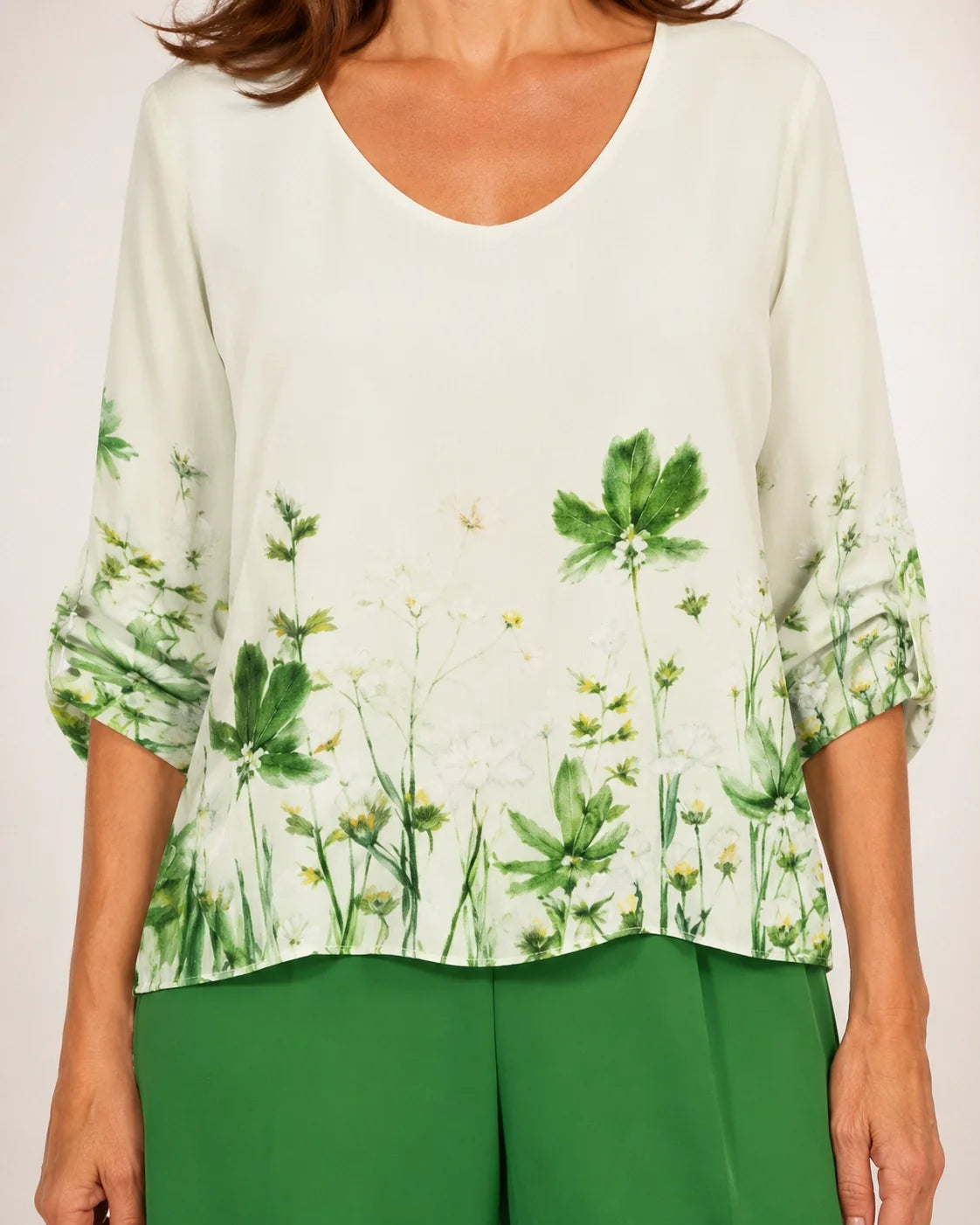 Blusa blanca Casilda™ con estampado floral verde, escote en V y mangas tres cuartos