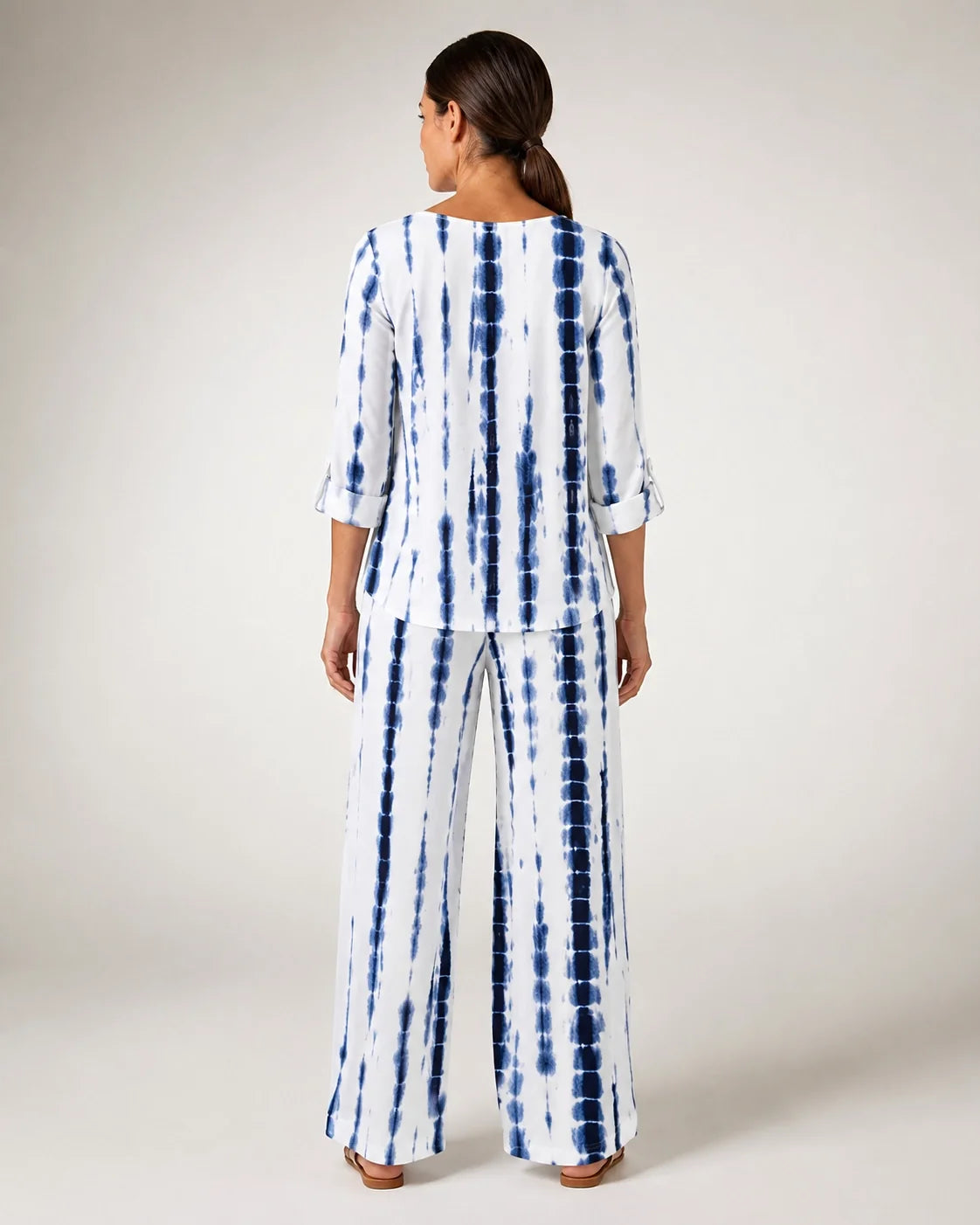 Conjunto Bernarda™ de pantalón largo y blusa estampada, vista trasera, blanco y azul