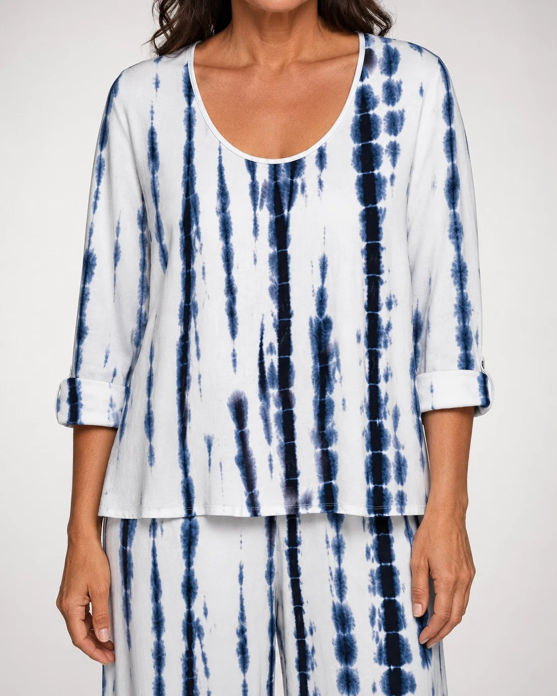 Blusa del conjunto Bernarda™ con cuello redondo y estampado azul marino sobre blanco