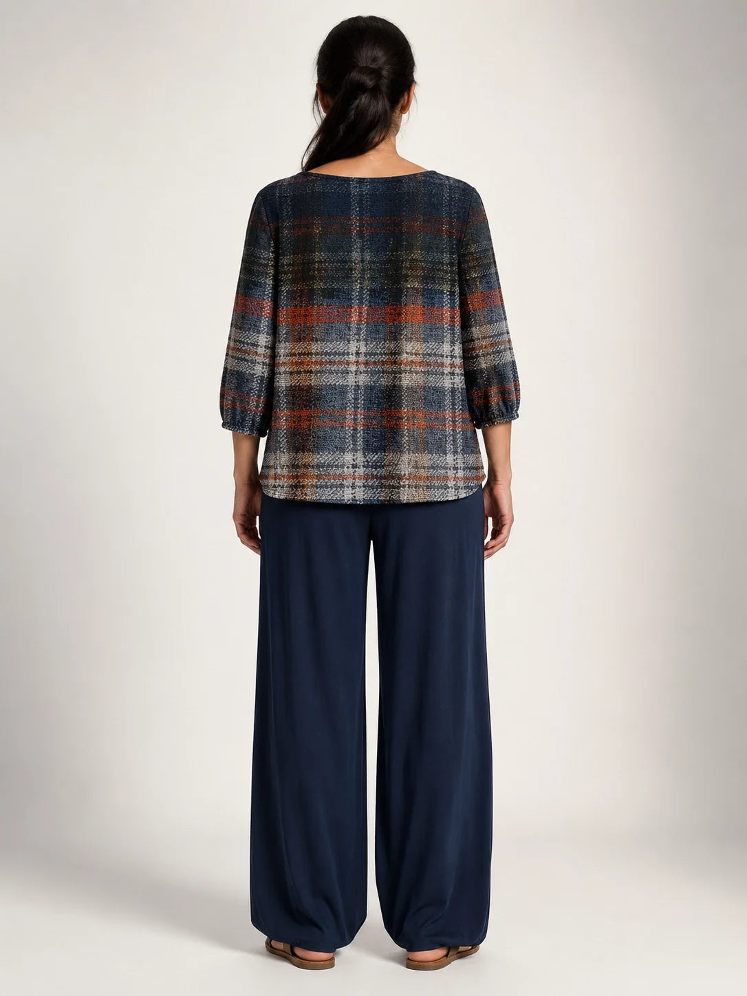 Conjunto de blusa de cuadros y pantalón ancho azul marino, vista trasera