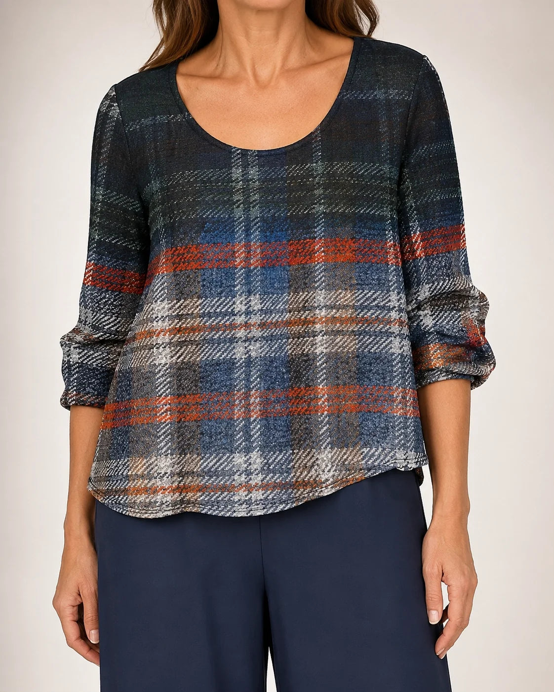 Blusa de cuadros con rayas naranjas y grises, manga tres cuartos y cuello redondo