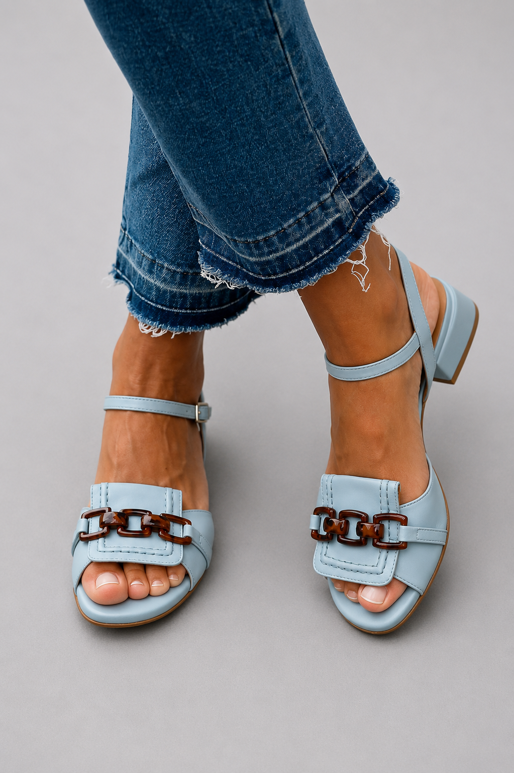 Sandalias de tacón Marisol™ celestes con pulsera y hebilla frontal decorativa