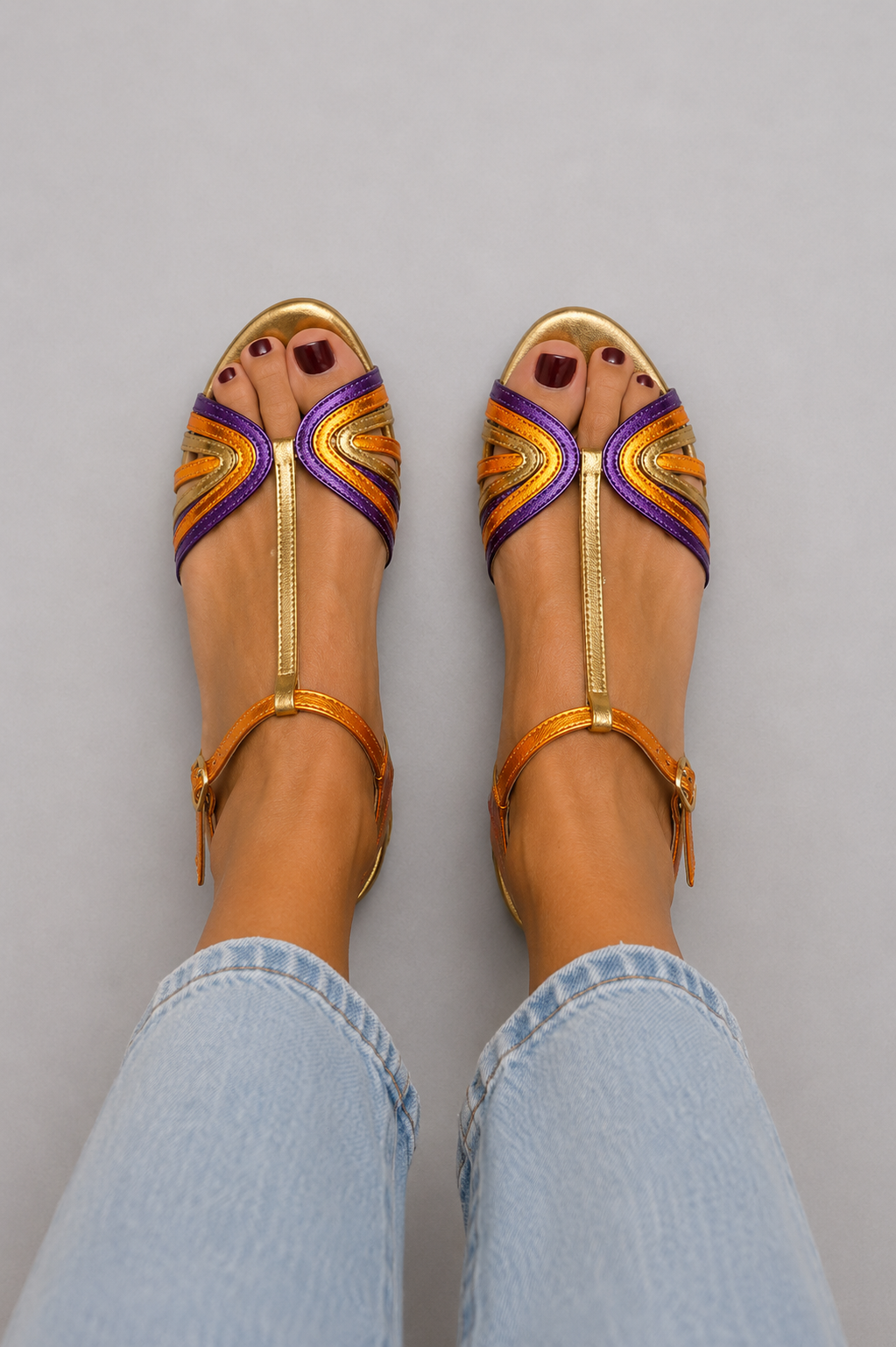 Sandalias planas Pastora™ con tiras multicolor doradas y moradas, suela plana