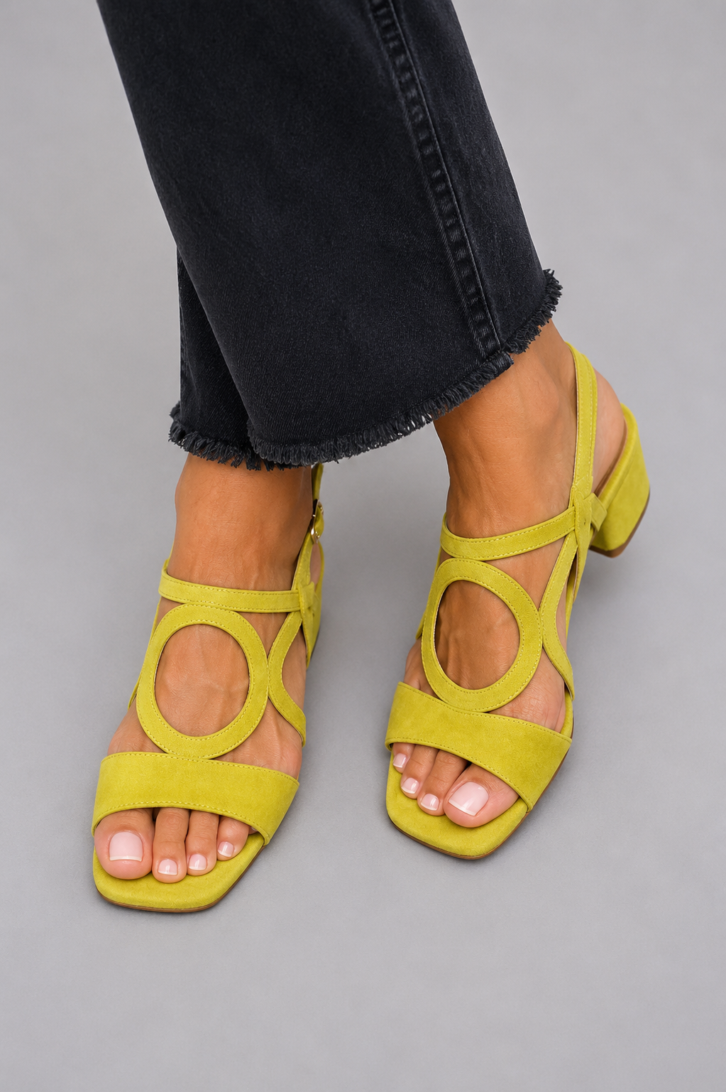 Sandalias planas Begoña con detalle circular en ante amarillo, con tira cruzada