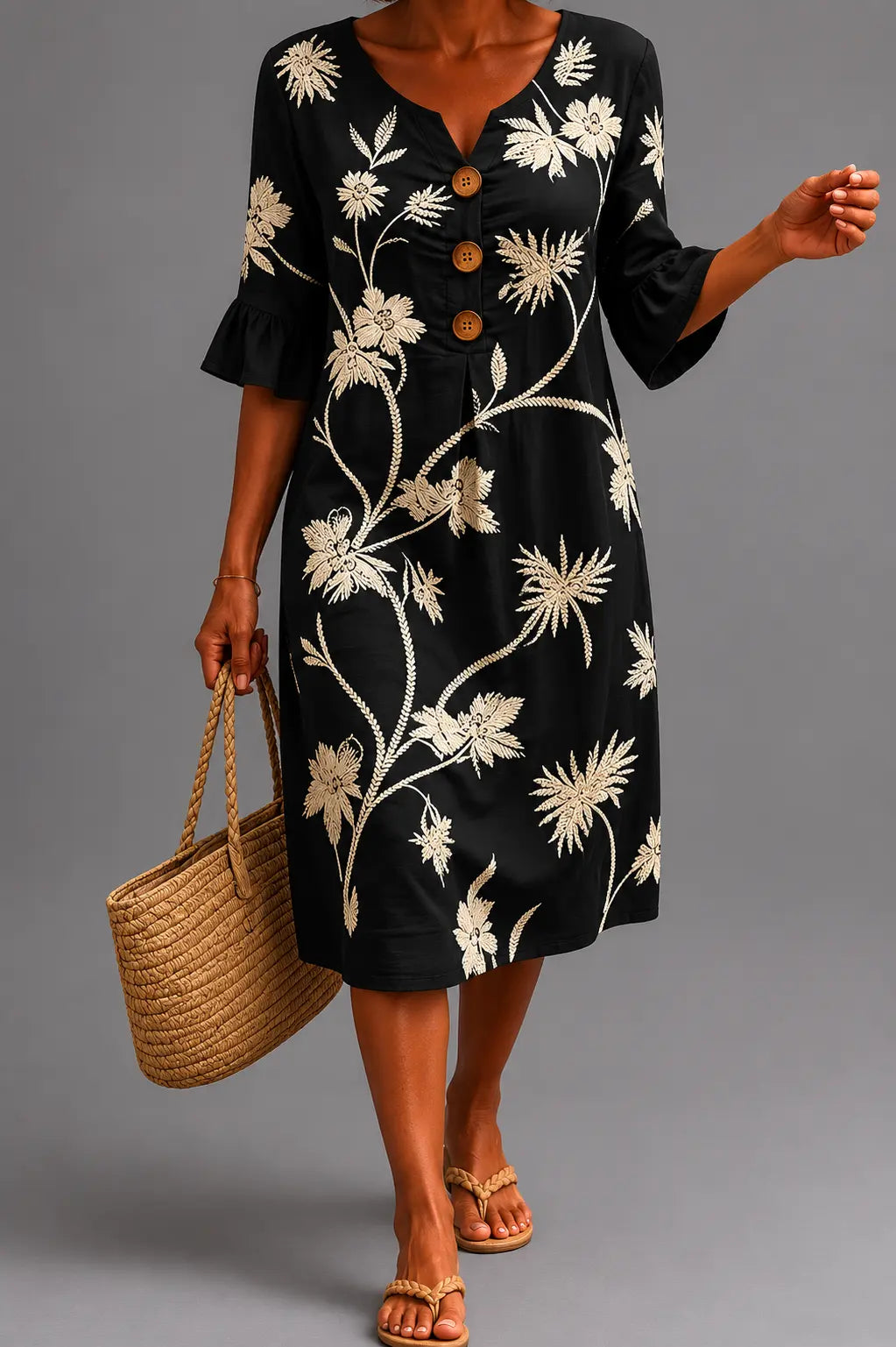 Vestido informal negro con flores blancas, manga abullonada y botones al centro