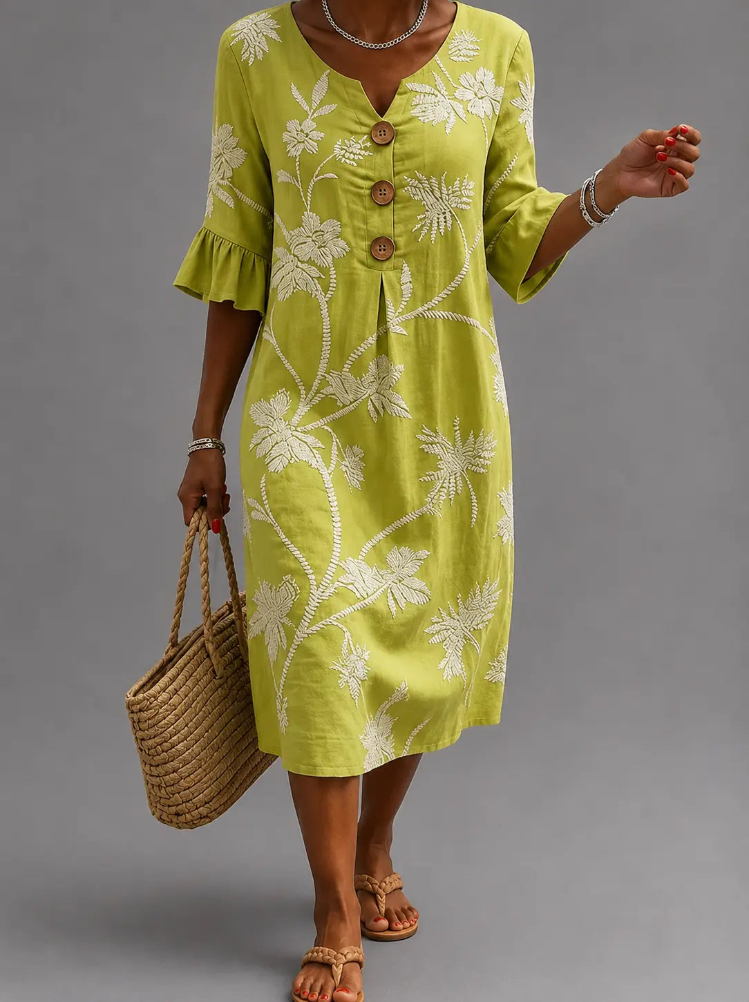 Vestido informal amarillo con estampado floral blanco, botones y mangas con volante