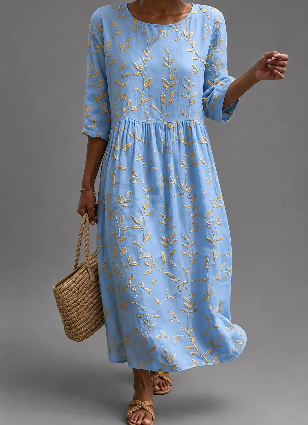 Vestido informal azul con estampado floral dorado, mangas 3/4 y cintura fruncida