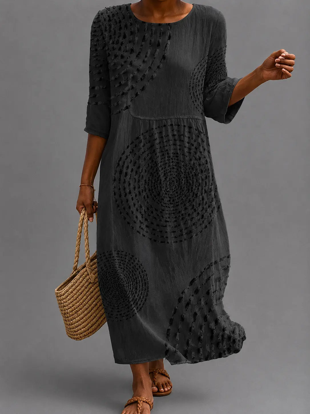 Vestido informal bordado negro, manga 3/4, cuello redondo y corte midi suelto