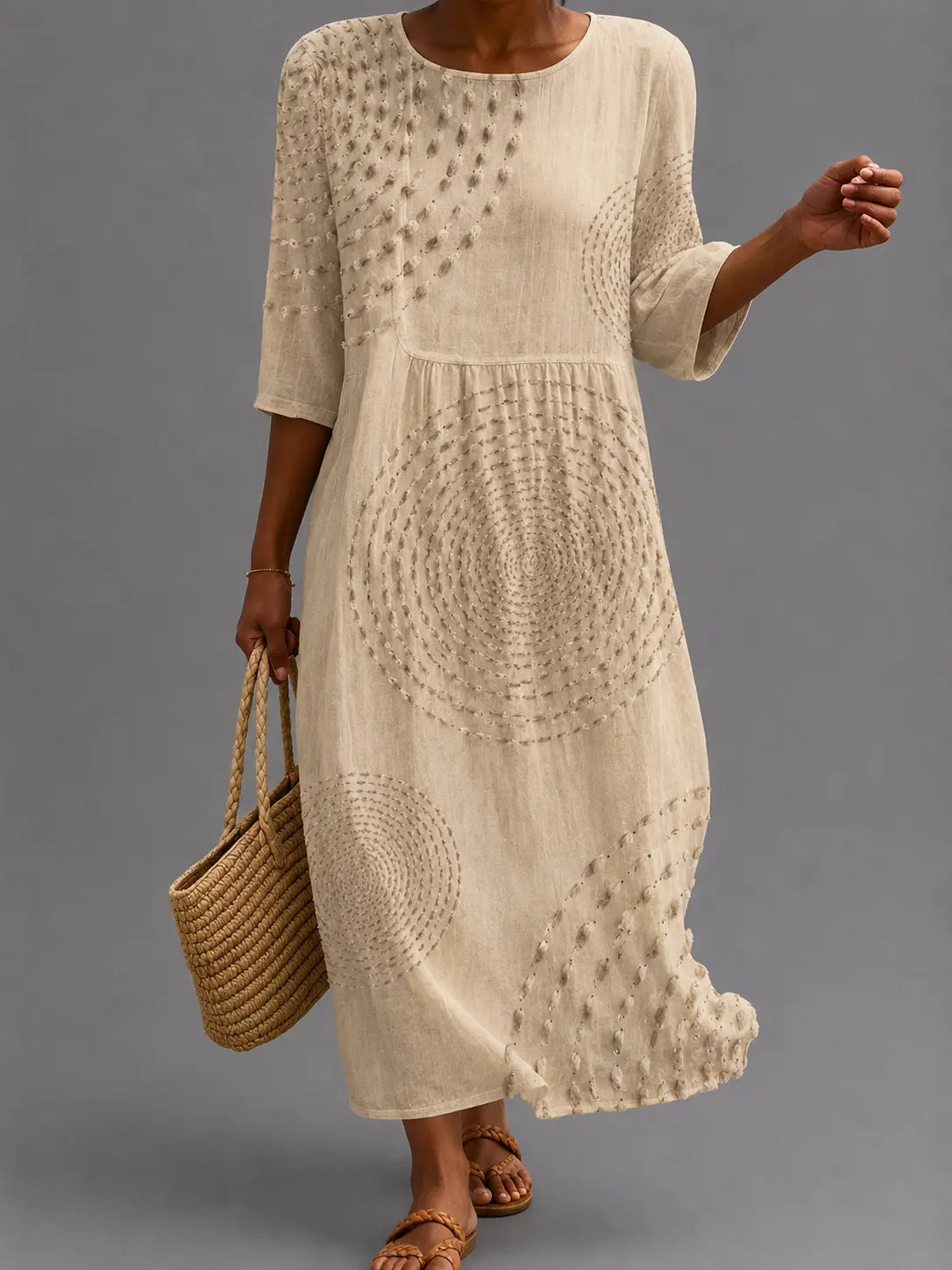 Vestido informal beige con bordado y cuello redondo, manga tres cuartos y falda suelta.