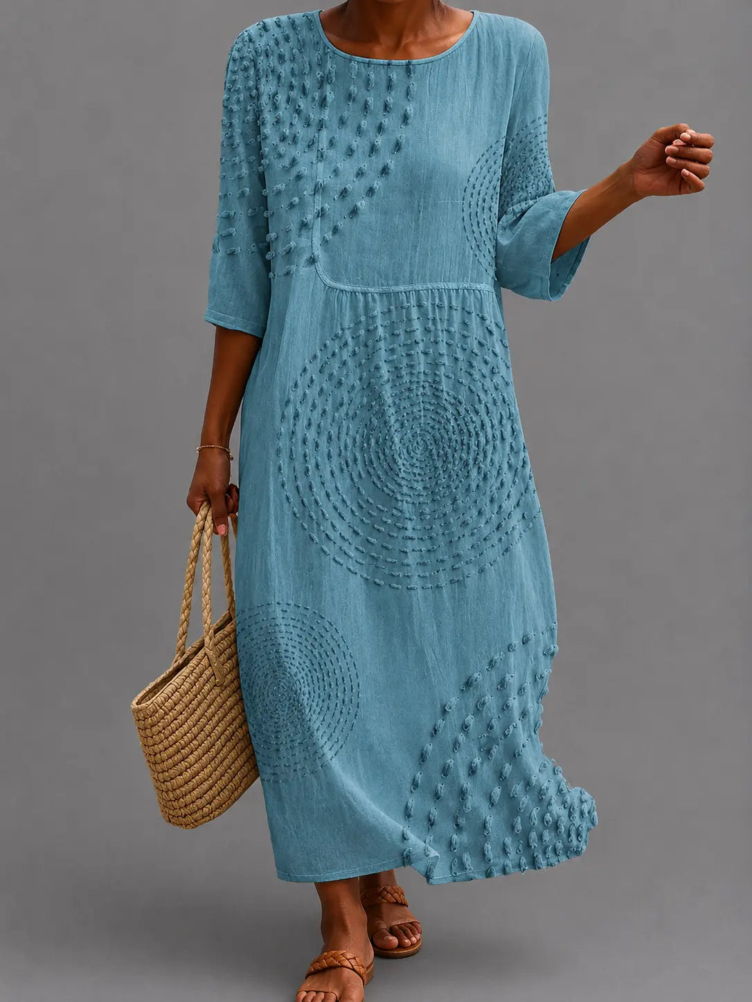 Vestido informal azul con bordado y manga tres cuartos, cuello redondo