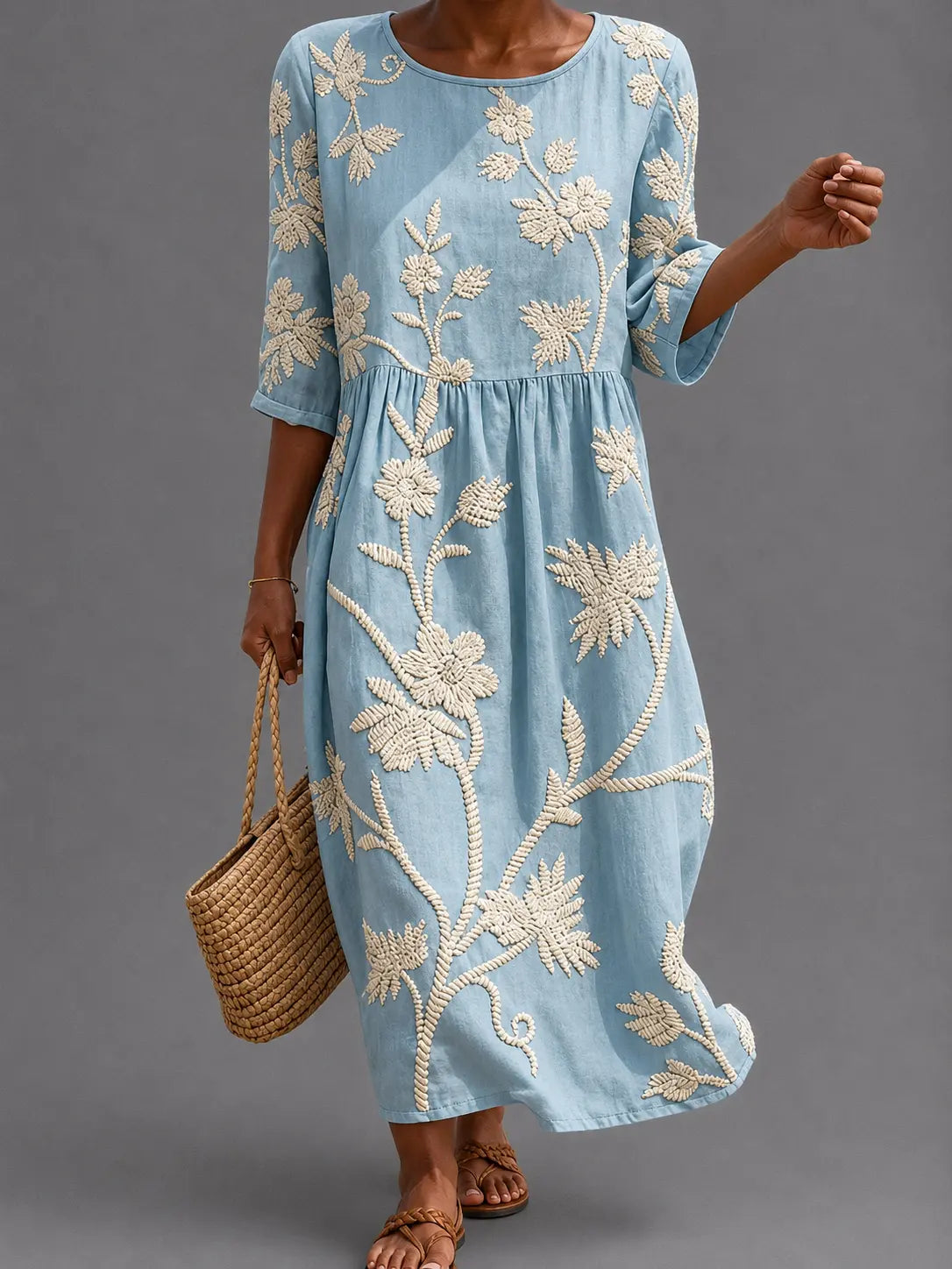 Vestido informal azul con bordado floral crema, cuello redondo y manga tres cuartos