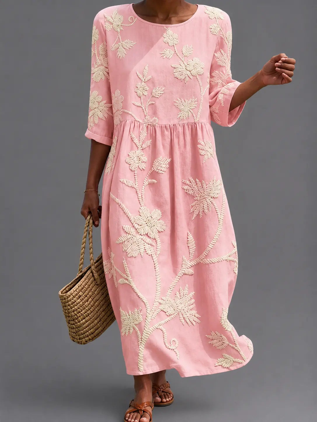 Vestido informal rosa con bordado floral, manga 3/4 y falda con frunces