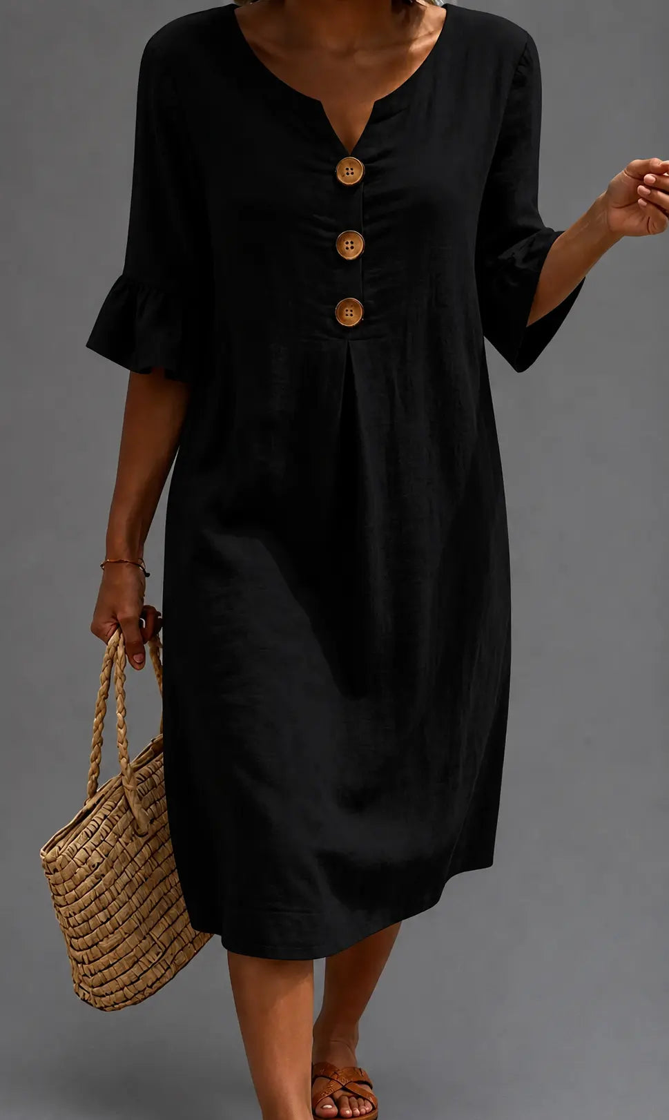 Vestido informal negro con cuello V, botones decorativos y caída suelta, manga corta