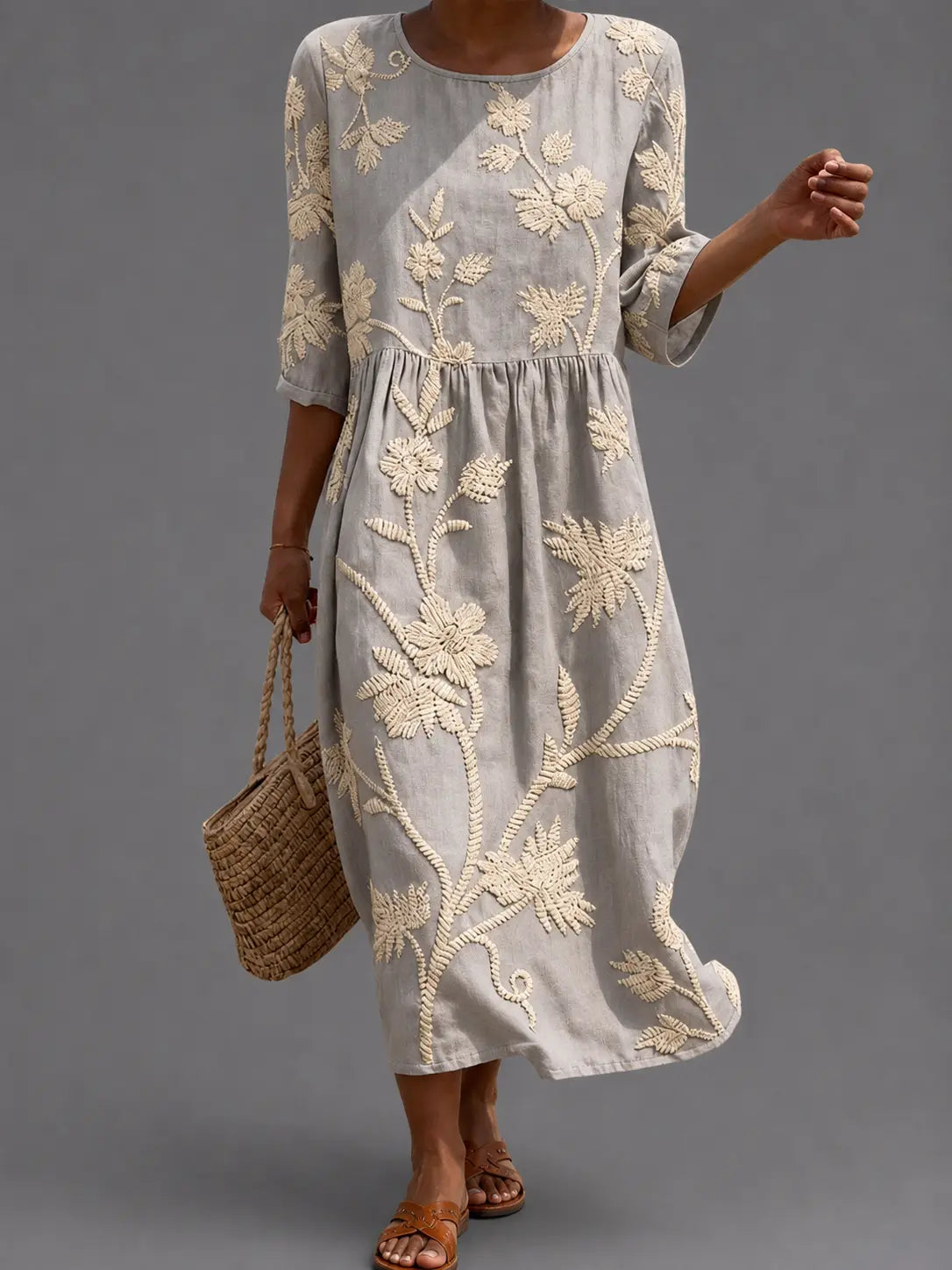 Vestido informal gris con bordado floral, cuello redondo, largo a media pierna