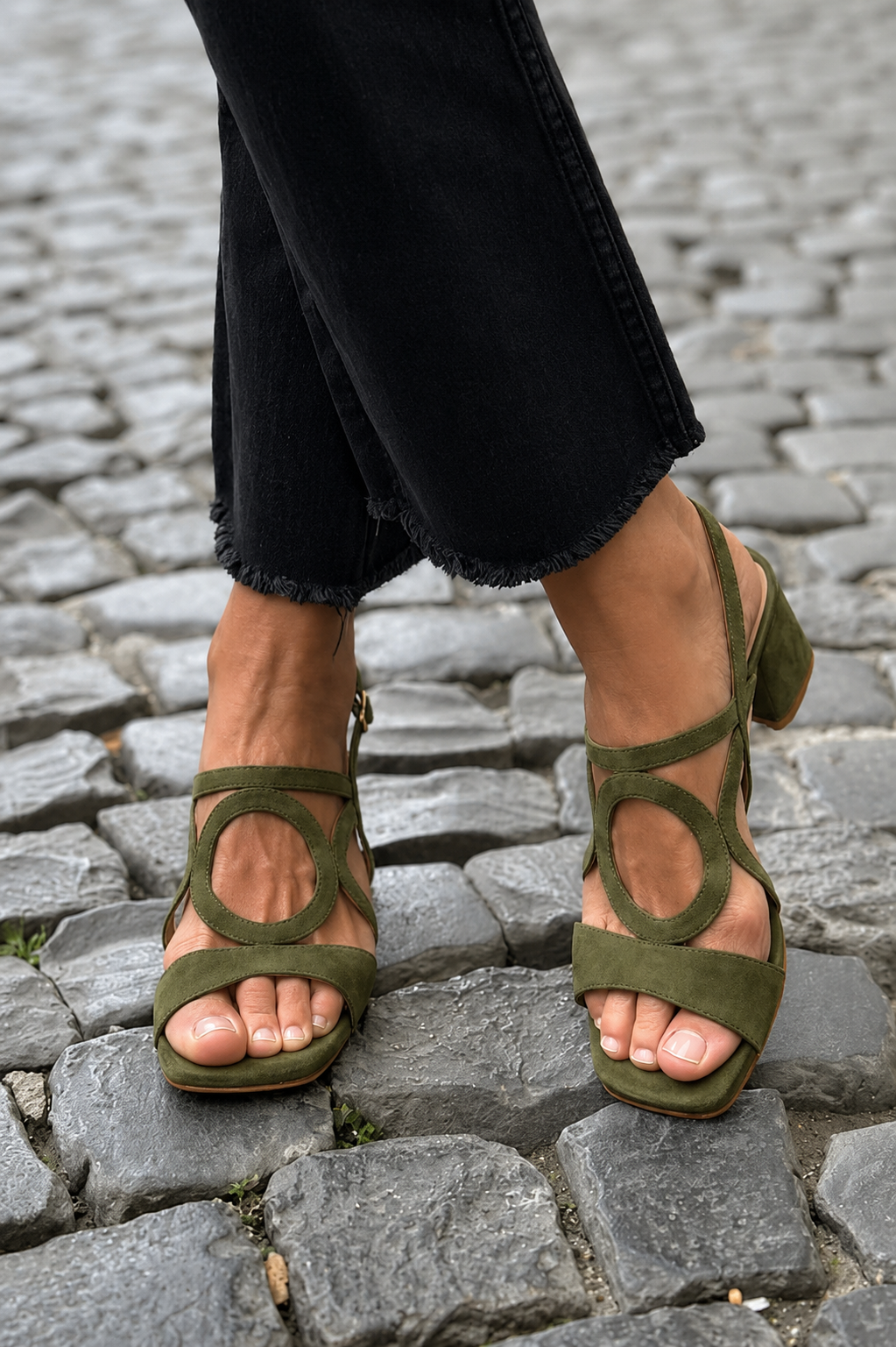 Sandalias planas Begoña con detalle circular en ante verde, diseño de tiras cruzadas
