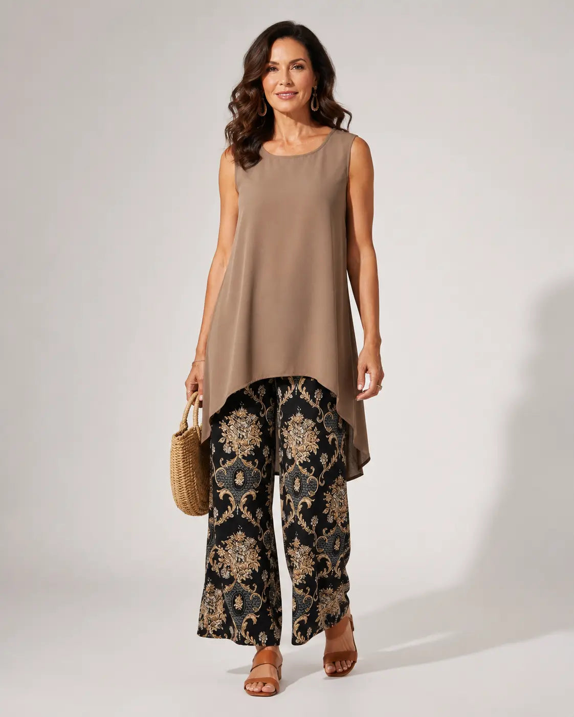 Conjunto boho de túnica sin mangas beige y pantalón ancho negro con estampado dorado