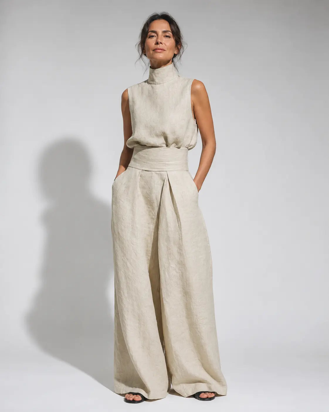 Conjunto de top sin mangas de cuello alto y pantalón ancho con cinturón fruncido, beige.