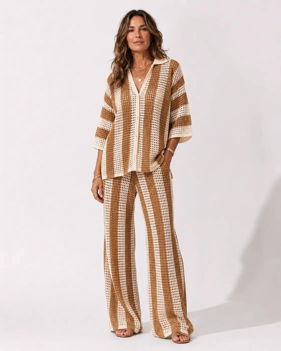 Conjunto de kimono y pantalón de crochet a rayas caramelo y blanco, pierna amplia