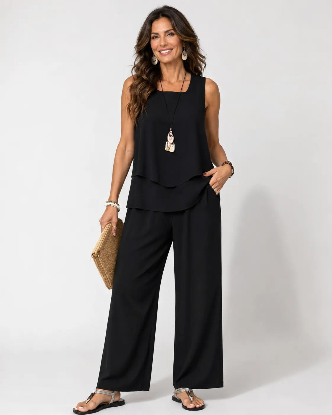 Conjunto negro de top sin mangas con capas y pantalón ancho de pierna amplia