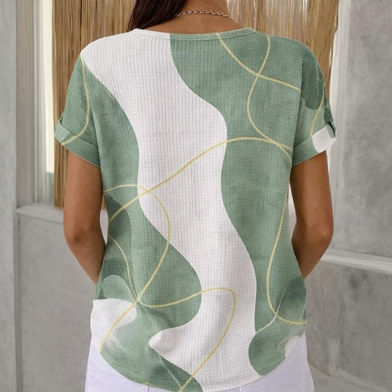 Blusa casual verde y blanca con bloques abstractos y líneas amarillas (vista trasera)