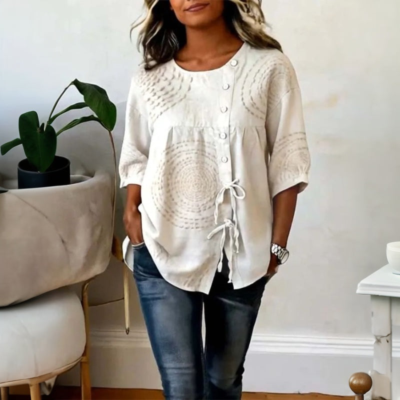 Blusa beige de manga corta abullonada con botones, estampado circular y cordón fruncido