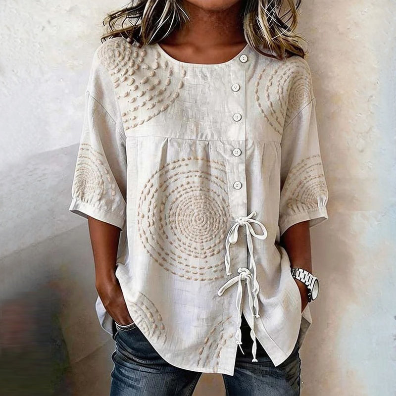Blusa vintage beige de lino con botones frontales y estampado artesanal circular, cordones laterales