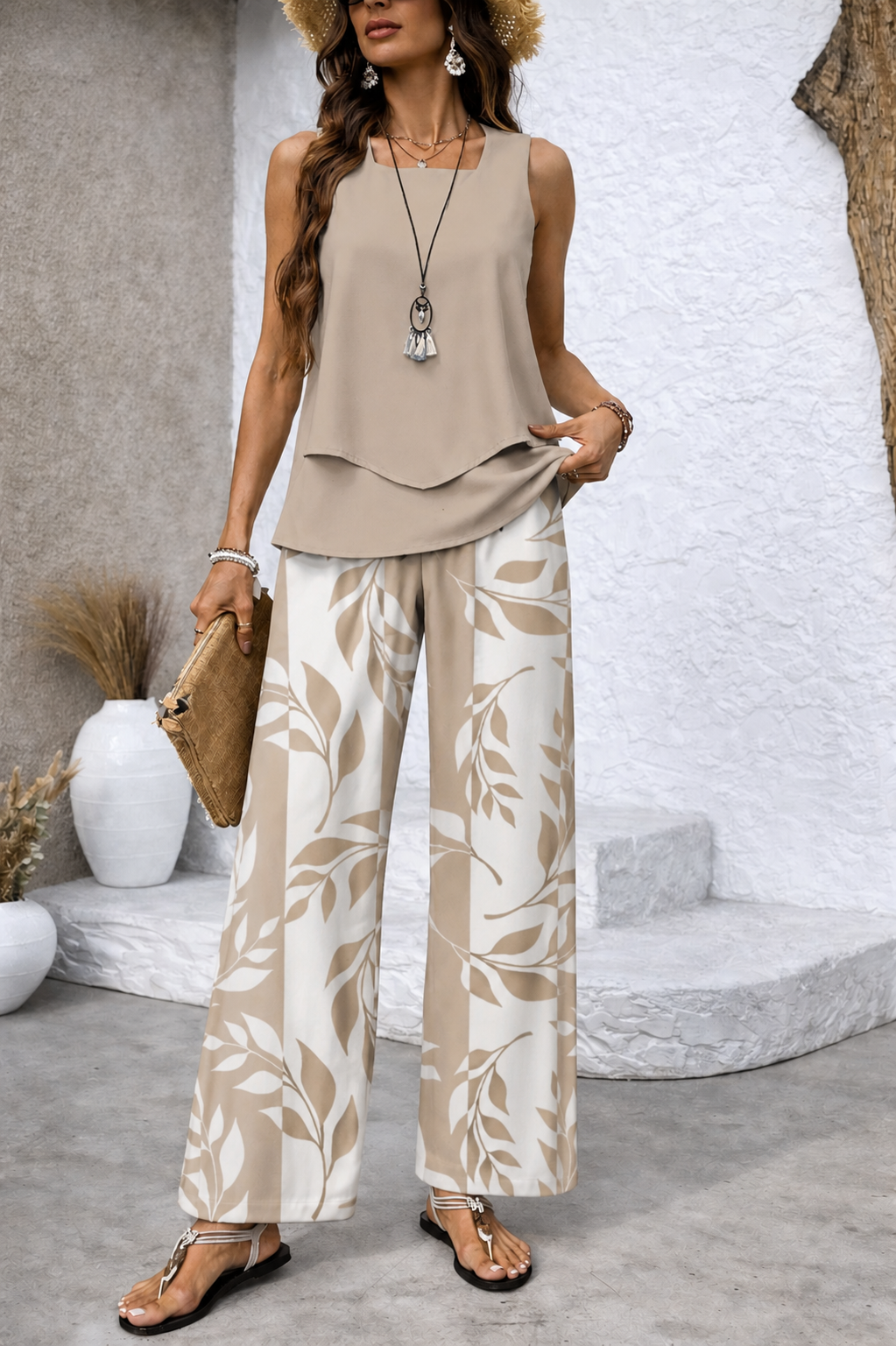 Conjunto de blusa sin mangas beige y pantalón ancho con estampado botánico