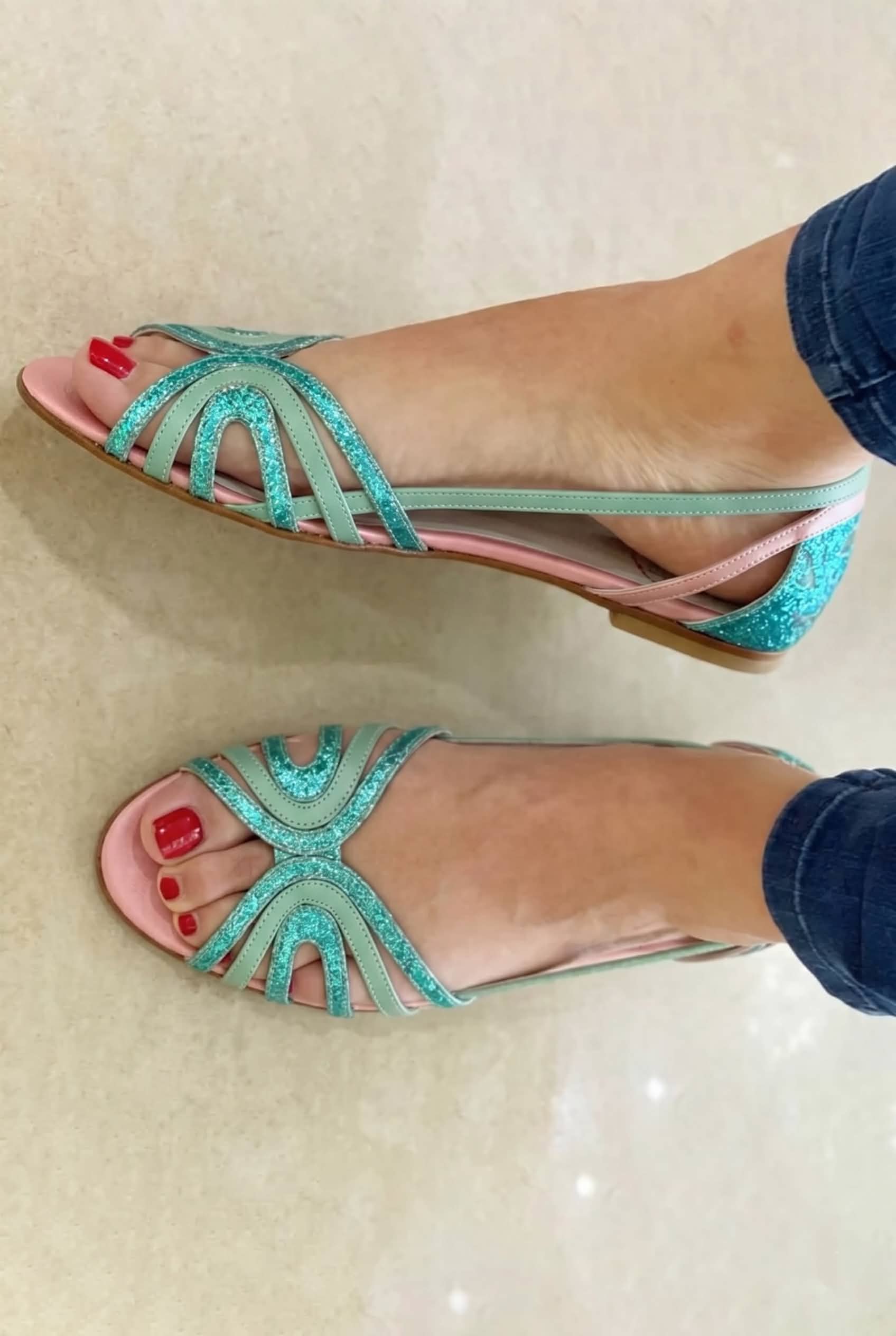 Sandalias planas metalizadas turquesa con tiras tipo abanico y punta abierta