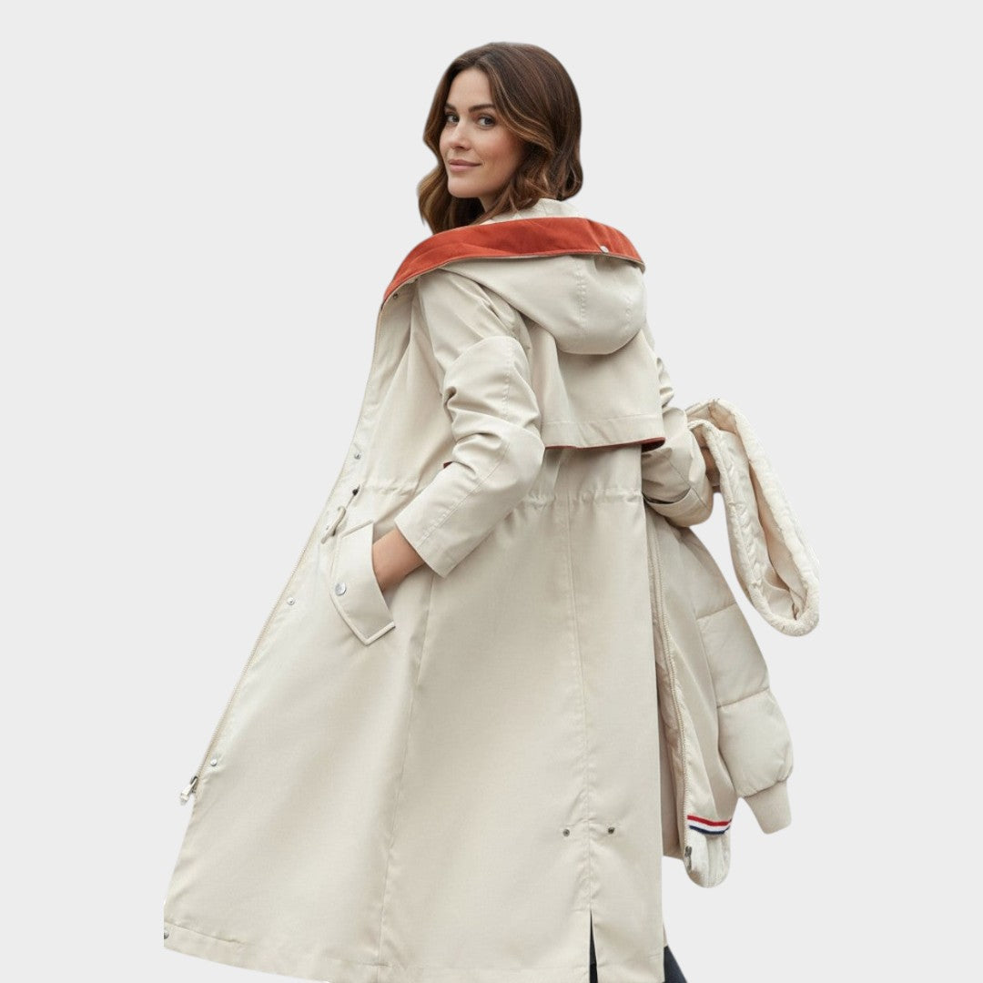Chaqueta de otoño color crema con capucha, borde rojo y bolsillos laterales