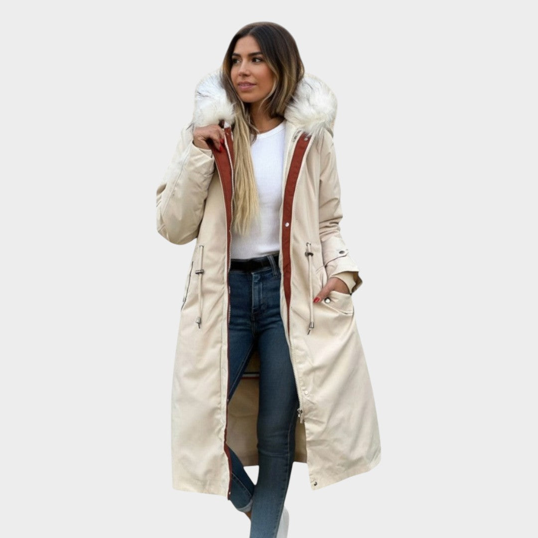 Chaqueta de otoño beige con cuello de piel blanca y capucha, bolsillos laterales