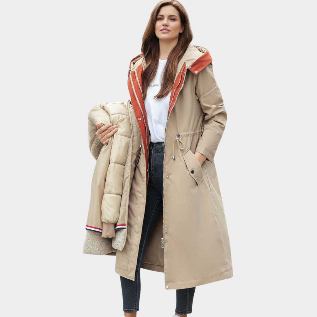 Parka de otoño beige larga con capucha de pelo, ribete naranja y bolsillos con solapa