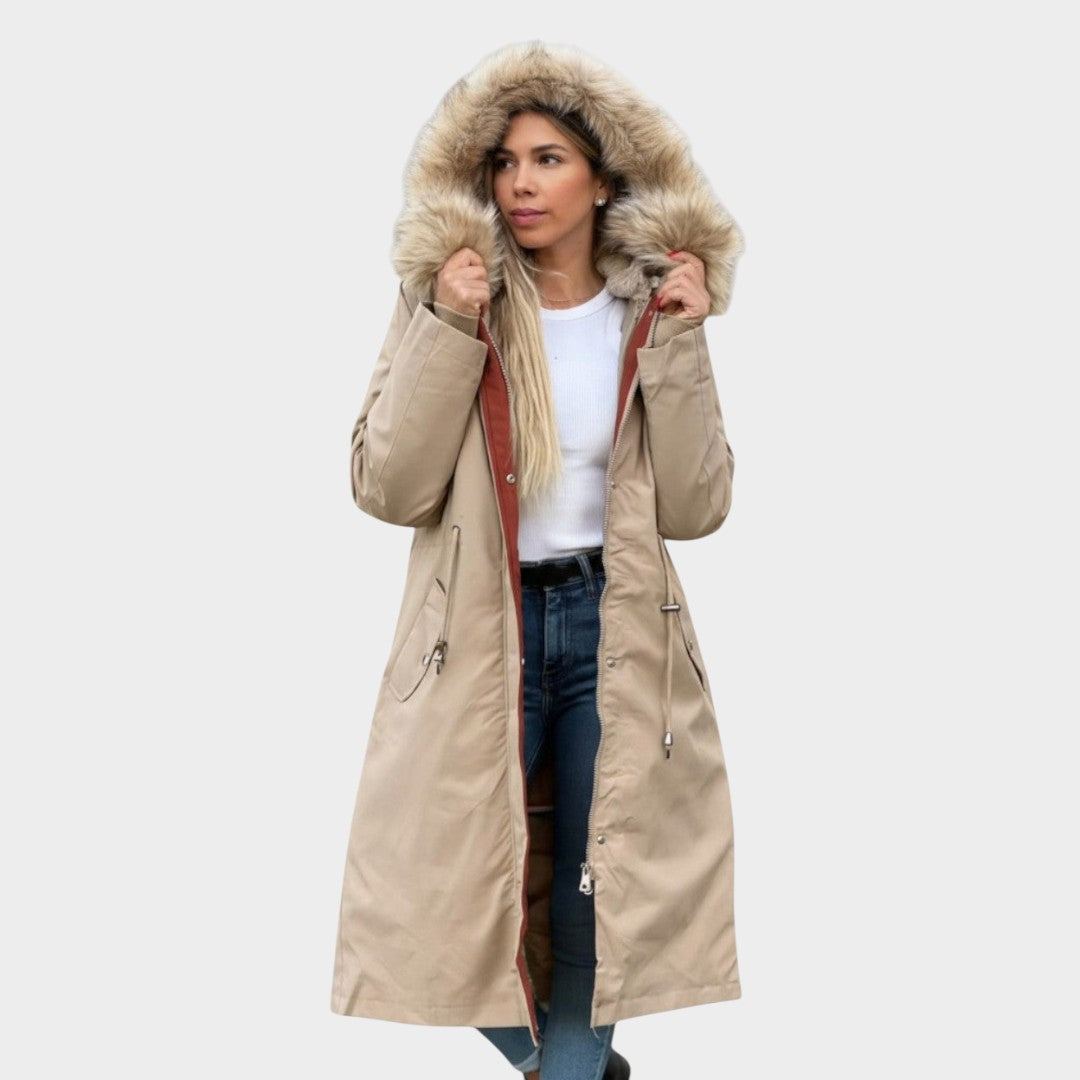 Parka beige larga con capucha de pelo, forro naranja y cordones en cintura