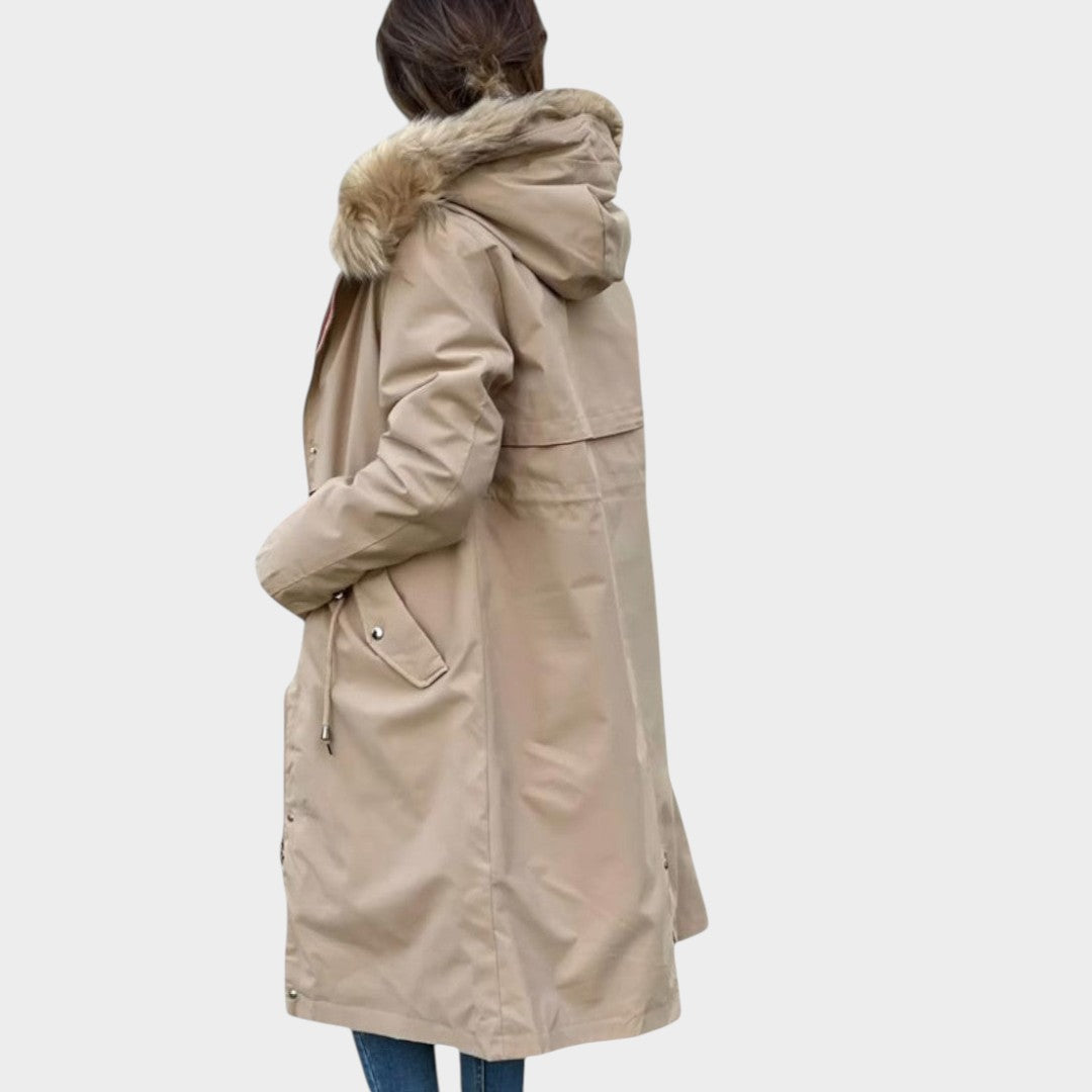 Parka beige larga con capucha de pelo, vista trasera con botones y bolsillos