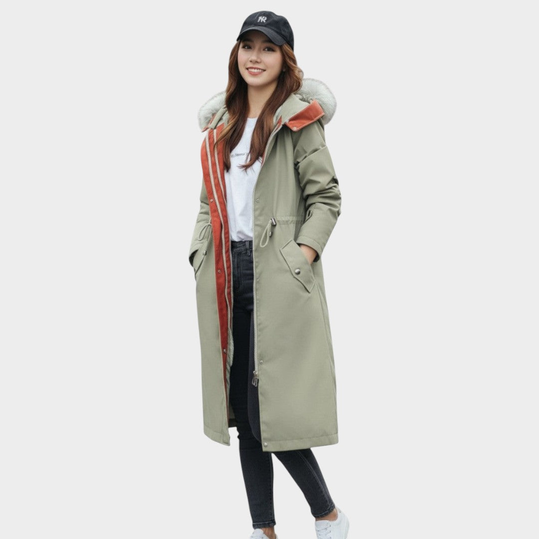Chaqueta de otoño verde oliva con capucha, forro naranja y bolsillos con tapa