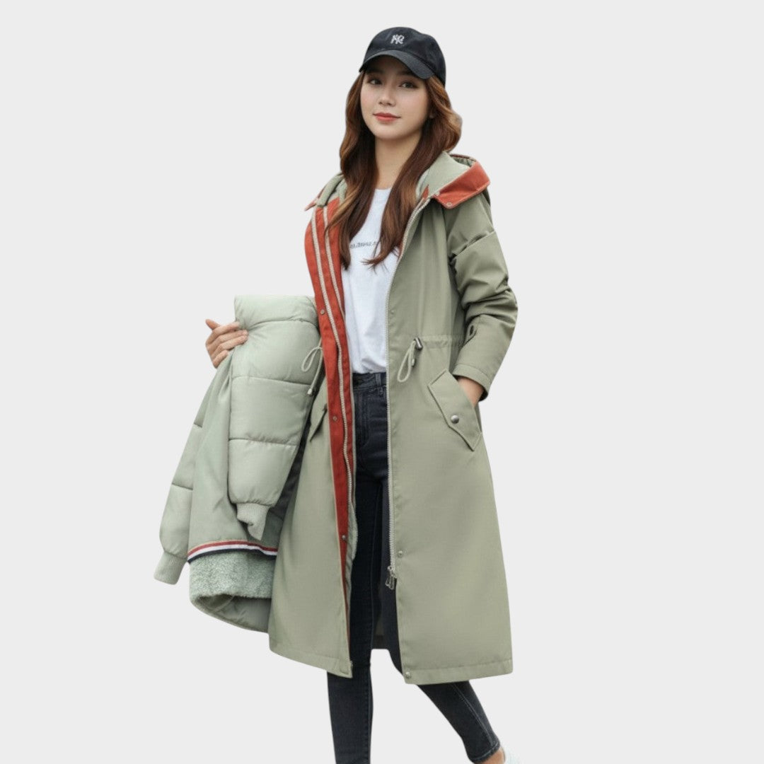 Chaqueta de otoño verde claro con capucha y detalles naranjas en el borde