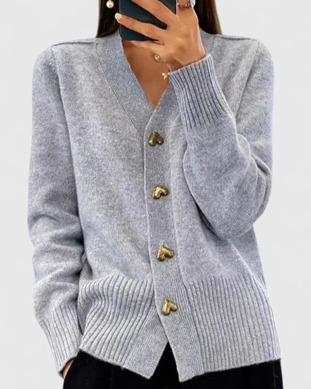 Cárdigan gris de punto con botones metálicos y puños acanalados, cuello en V