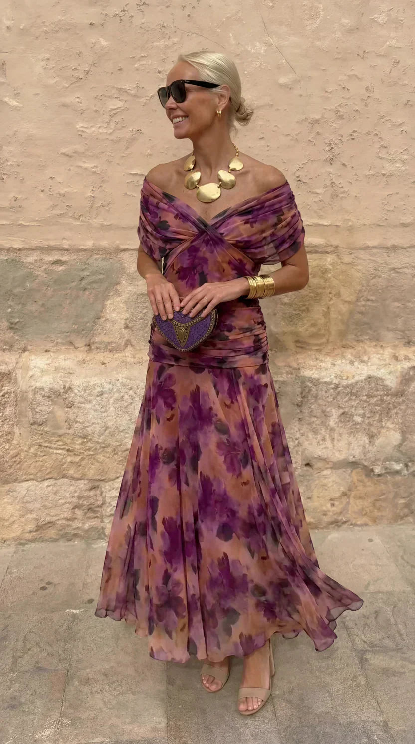 Vestido largo de gasa floral morado con escote palabra de honor y lazo frontal