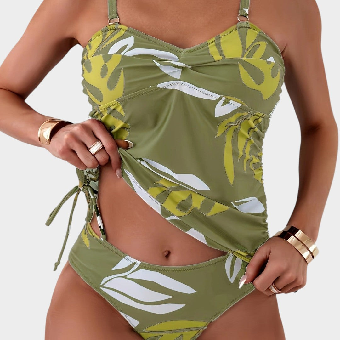 Bañador entero verde con estampado tropical amarillo y blanco, fruncido y lazos laterales.