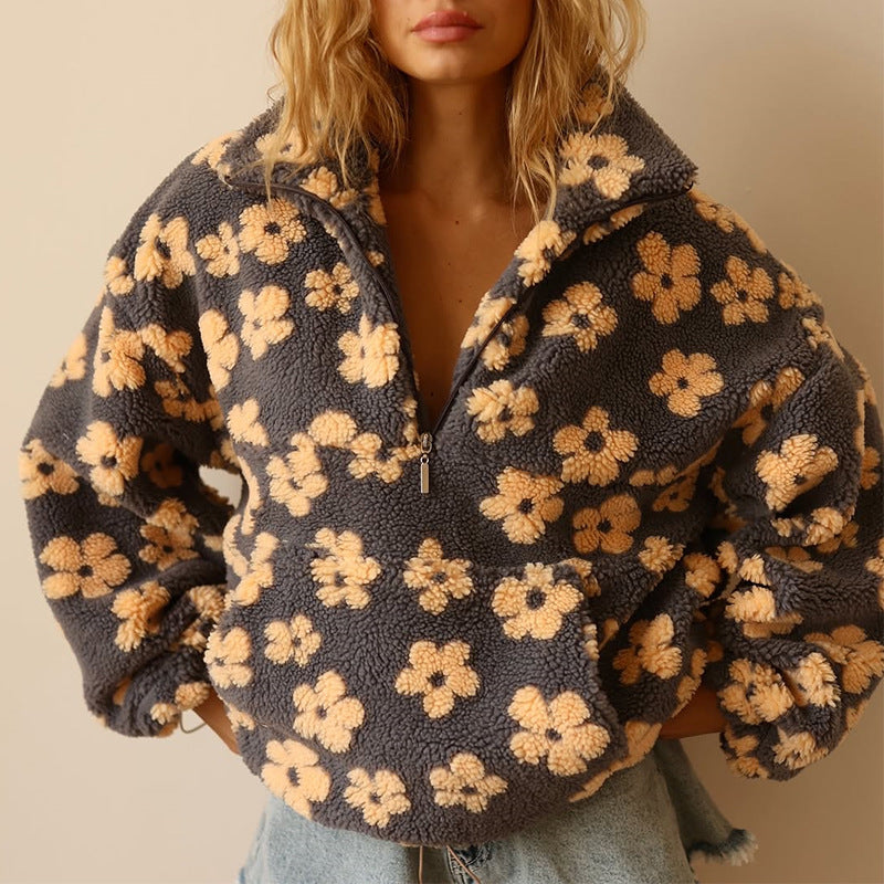 Sudadera de forro polar con cremallera, fondo oscuro y flores beige grandes