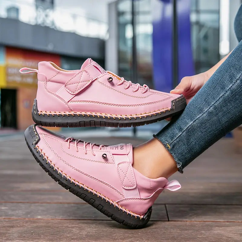 Zapatillas cómodas rosa con cordones, costuras decorativas y suela rugosa