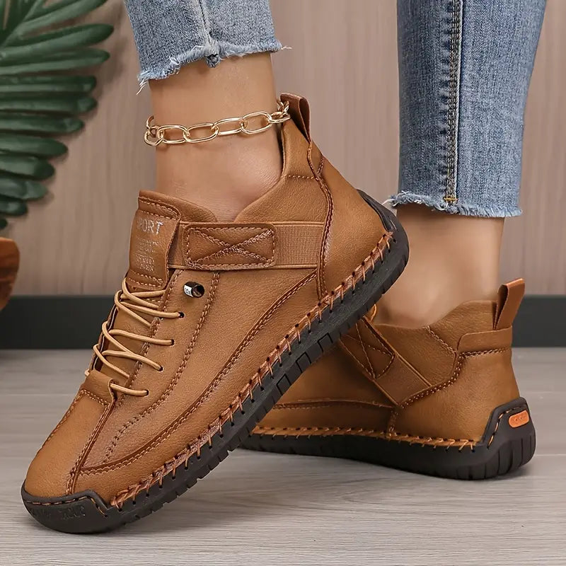 Zapatilla cómoda con soporte marrón/camel, cordones y suela de goma con costuras