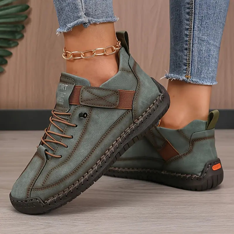 Zapatilla cómoda con soporte verde, cordones y suela de goma con costuras