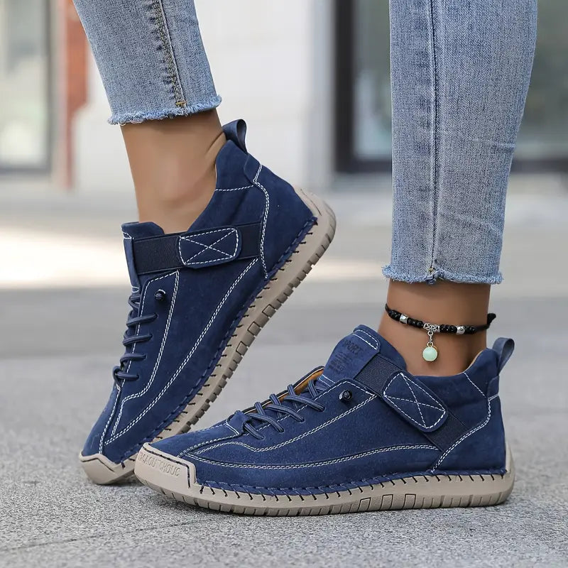 Zapatilla cómoda con soporte azul oscuro, cordones y suela de goma con costuras