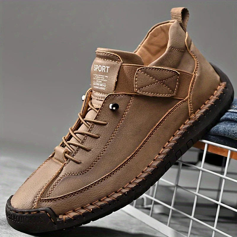 Zapatillas deportivas beige con velcro, cordones y suela acolchada con costuras